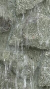 eau qui coule le long d'une paroi rocheuse