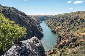 Rodeado por montanhas rochosas o rio Douro em Miranda do Douro sob um céu azul © LuIvDa