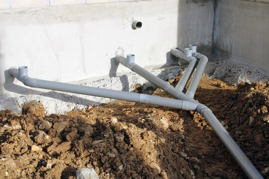 Tuyaux d'&eacute;vacuation pluvial et eaux us&eacute;es de la maison, chantier en construction