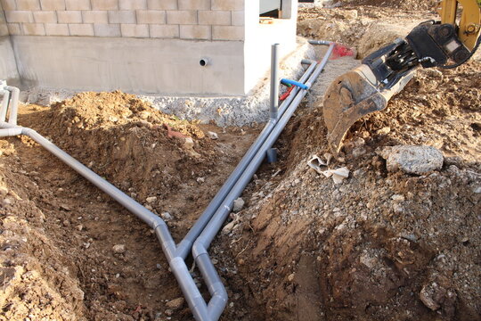 Tuyaux d'&eacute;vacuation pluvial et eaux us&eacute;es de la maison, chantier en construction