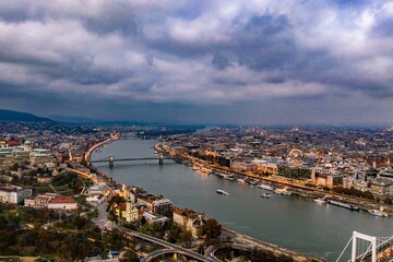 Obraz premium Aerial view of Budapest and the Danube River.