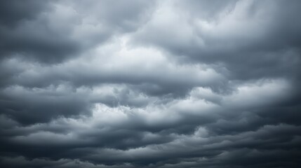 Obraz premium Dramatic, overcast sky filled with dark, heavy storm clouds.