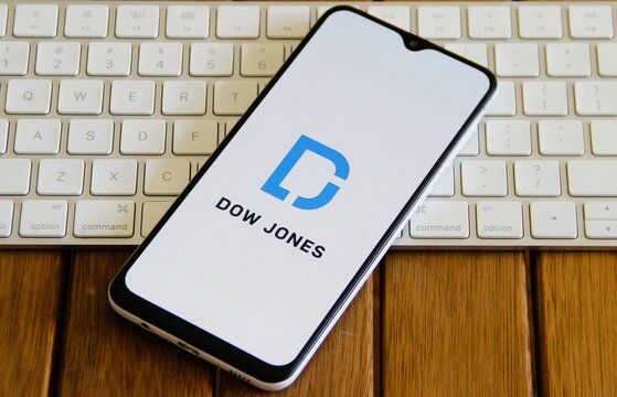 Dow Jones - O &iacute;ndice Dow Jones Industrial Average (DJIA) &eacute; ao lado do Nasdaq Composite e do S&P 500 um dos principais indicadores dos movimentos do mercado norte-americano. 