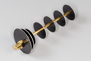 Small-sized round directional antenna of high-frequency mobile unit