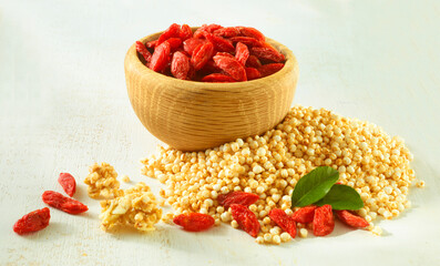 Gojibeeren in Holzschale, Vitamin C, 