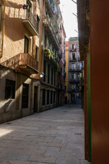 Fototapeta premium Atardecer en pequeña calle de Barrio Gótico en Barcelona. Arquitectura y urbanismo. Estilo de vida.