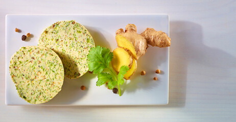 Kraeuterbutter Scheiben mit Ingwer Pfeffer Koriander, Butter, Kräuter, Ingwer, 