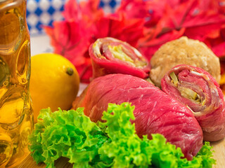 Oktoberfestlich garnierte Rinderroulade - gefüllt mit Senf und Gurken