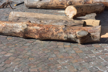  Pila di Ceppi di Legno su Pavimentazione in Mattoni Antichii