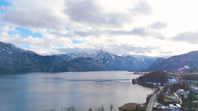 Berge am sch&ouml;nen Attersee in Ober&ouml;sterreich im Winter