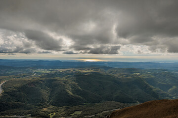 vista panoramica dall'alto di una vasta zona ricca di catene montuose e collinari nella Slovenia...
