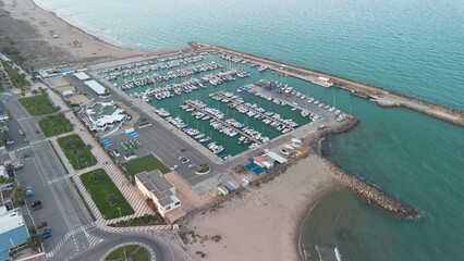 Obraz premium Aerial view of a marina with boats at sunset