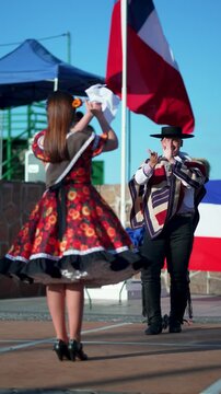 presentaci&oacute;n pareja de huasos bailando cueca chilena en exterior
