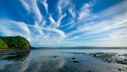Hermosas nubes sobre un cielo azul en Playa Hermosa