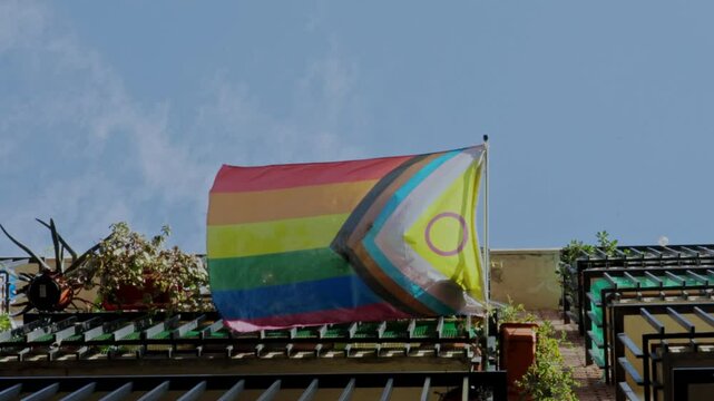 Bandera LGTBI colgada de una balc&oacute;n de un edificio del centro de Madrid. 