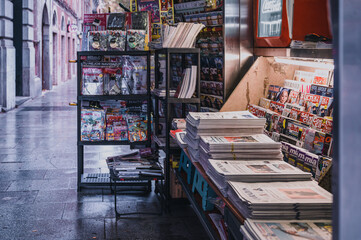 Obraz premium A store with a shelf full of magazines and magazines.