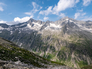 View left to the Monto Fumo 3251m and right to the Kleinspitze 3169m. These peaks are located near the Zillergr&uuml;ndl reservoir.