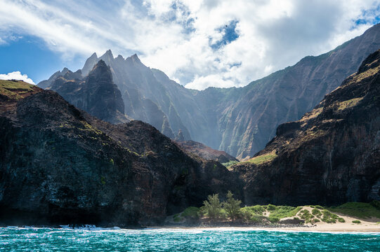 Lush and spectacular coastline of napali coast, kauai, hawaii