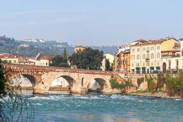 Naklejka premium Verona, Italy - November 8, 2024: Cityscape. Bridge over the river.