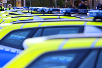 Żółto srebrny radiowóz służbowy policji © FotoDax