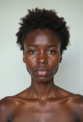 Obraz premium Confident gaze of natural-haired woman, portrait of authenticity