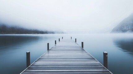 Obraz premium The fog gently envelops the dock, emphasizing the peacefulness of the morning.