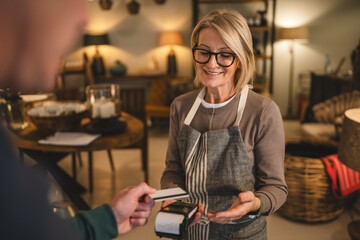 customer pay with credit card use contact less payment system