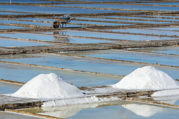 Sea salt production place with pyramidal piles of unrefined salt.
Salina com pilhas piramidais de sal não refinado.