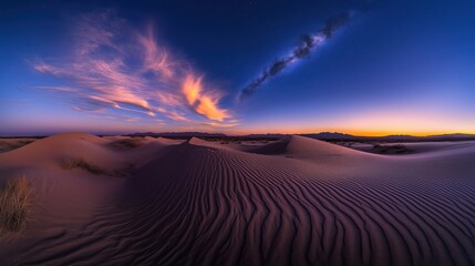 Sandd&uuml;nen bei Sonnenuntergang mit kr&auml;ftigen Schatten