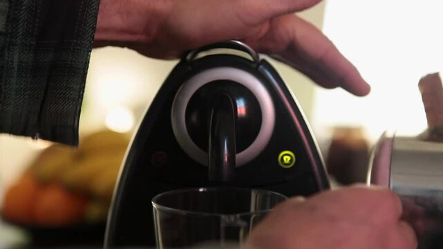 caf&eacute; ma&ntilde;anero, caf&eacute; saliendo de la maquina. Plano mano 