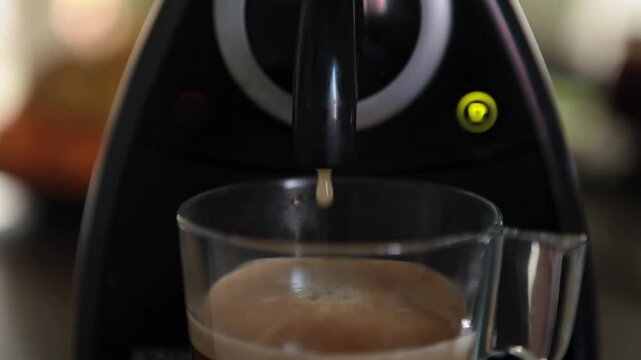 caf&eacute; ma&ntilde;anero, caf&eacute; saliendo de la maquina. Plano corto