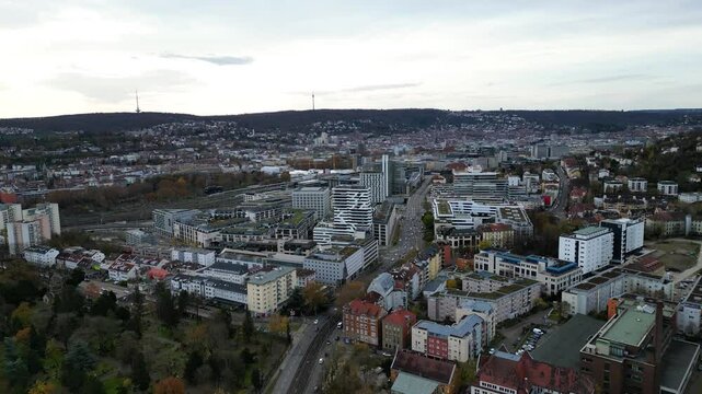 Dynamische Drohnenaufnahme der Stadt Stuttgart, Deutschland.