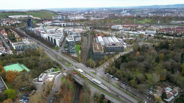 Drohnenaufnahme der Hauptstra&szlig;e die ins Stuttgarter Zentrum f&uuml;hrt. Aufgenommen am Winteranfang.