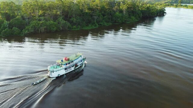 BARCO SOBRE O RIO AMAZONAS.