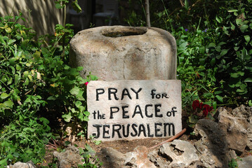 Recemos por la paz de Jerusalén en el Jardín de la Tumba en la ciudad antigua de Jerusalén,...