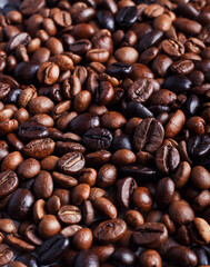 Fototapeta premium Close-Up View of Roasted Coffee Beans with Rich Textures and Dark Brown Tones