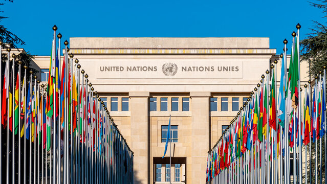 Gen&egrave;ve, Suisse - 16 novembre 2024: All&eacute;e des drapeaux menant au Palais des Nations, complexe de b&acirc;timents h&eacute;bergeant l'Office des Nations Unies &agrave; Gen&egrave;ve, si&egrave;ge europ&eacute;en de l'ONU