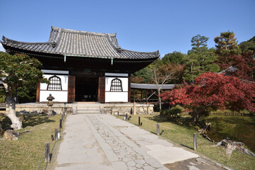 秋の高台寺　臥龍池と開山堂【重要文化財】