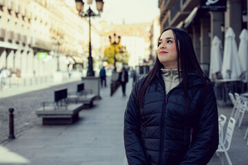 Mujer latina feliz por las calles de Madrid
