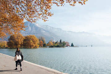 Le lac d'Annecy en automne. Lac de Haute Savoie. Lac de montagne des Alpes en automne. Paysage...