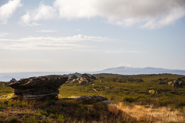 Paisagem agreste de topo de montanha com rochas e erva