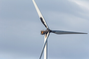 Turbina e&oacute;lica queimada, ou aerogerador queimado