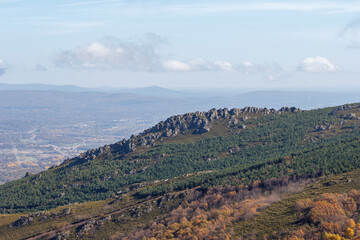 Paisagem de montanha agreste com vegeta&ccedil;&atilde;o baixa