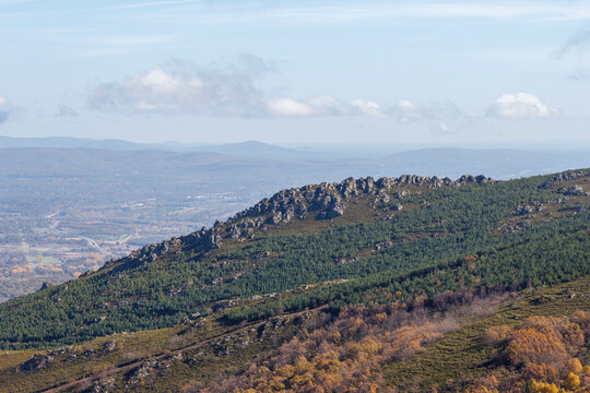 Paisagem de montanha agreste com vegeta&ccedil;&atilde;o baixa