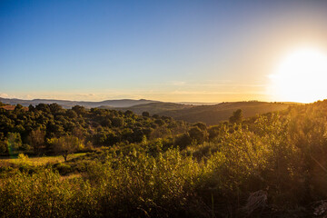 Paisagem de montanha ao p&ocirc;r do sol