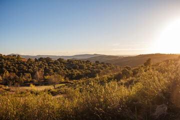 Paisagem de montanha ao p&ocirc;r do sol