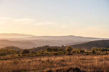 Paisagem de montanha ao p&ocirc;r do sol