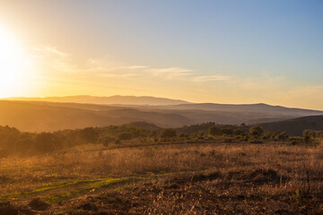 Paisagem de montanha ao p&ocirc;r do sol