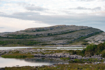 Obraz premium A mountain range with a lake in the foreground
