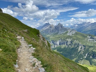 Obraz premium Mountaineering signposts and markings on the slopes of the Melchtal alpine valley and in the Uri Alps mountain massif, Kerns - Canton of Obwalden, Switzerland (Kanton Obwald, Schweiz)